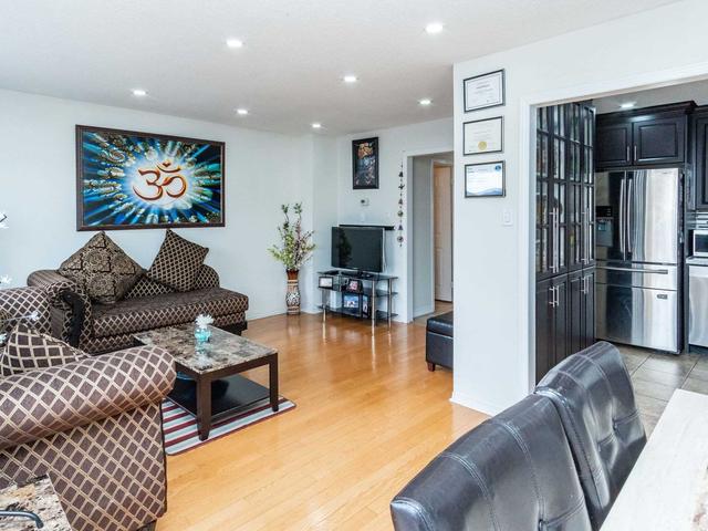 27 Dino Crt, House attached with 3 bedrooms, 4 bathrooms and 3 parking in Brampton ON | Image 2