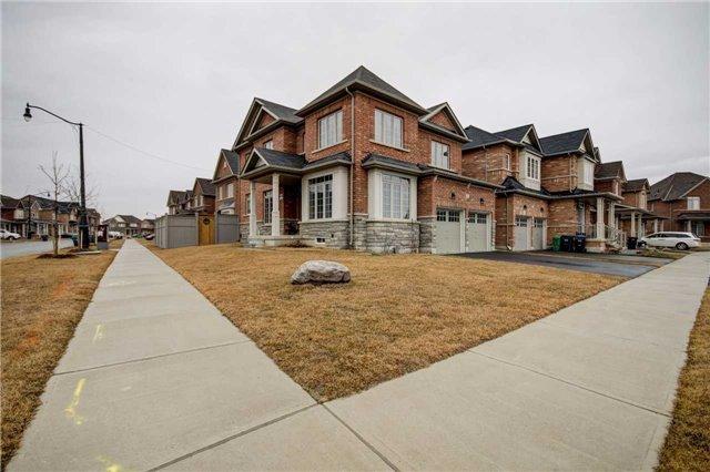 69 Heatherglen Dr, House detached with 4 bedrooms, 3 bathrooms and 2 parking in Brampton ON | Image 2