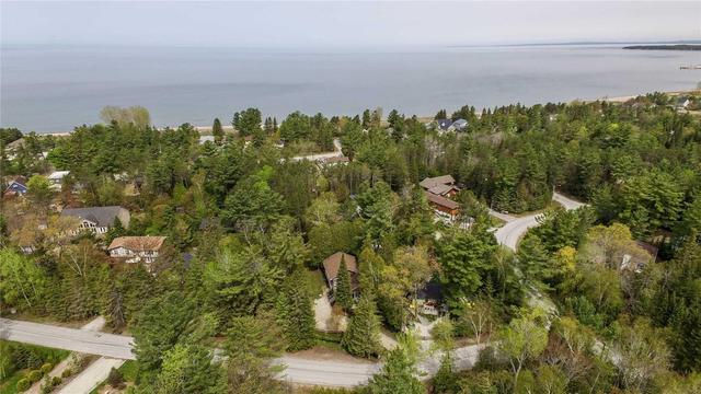14 Elizabeth Dr, House detached with 3 bedrooms, 1 bathrooms and 8 parking in Wasaga Beach ON | Image 4