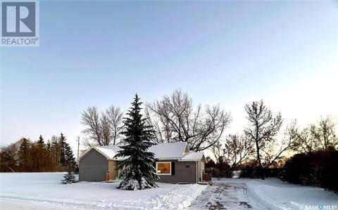 8275 Howard Avenue, House detached with 2 bedrooms, 1 bathrooms and null parking in Gull Lake SK | Card Image