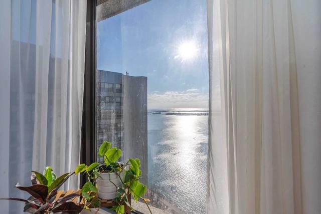 3506 - 65 Harbour Sq, Condo with 2 bedrooms, 2 bathrooms and 1 parking in Toronto ON | Image 10