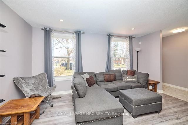 6867 Waters Ave, House semidetached with 3 bedrooms, 1 bathrooms and 2 parking in Niagara Falls ON | Image 2