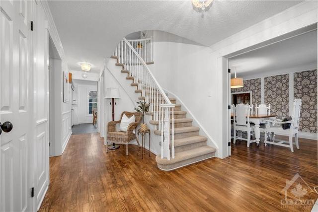 1823 Thistleleaf Crescent, House detached with 4 bedrooms, 3 bathrooms and 6 parking in Ottawa ON | Image 2