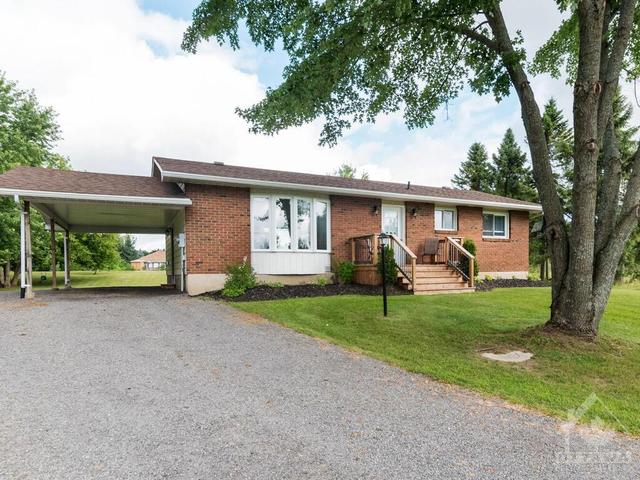 2215 Abbott Road, House detached with 3 bedrooms, 1 bathrooms and 6 parking in North Grenville ON | Image 1
