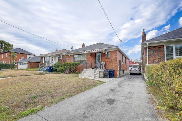 16 Handel St, House detached with 2 bedrooms, 2 bathrooms and 5 parking in Toronto ON | Image 6