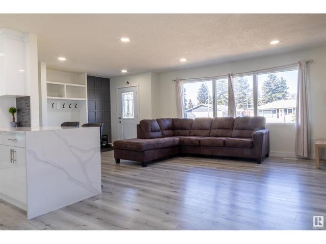 9623 74 St Nw Nw, House detached with 4 bedrooms, 2 bathrooms and 4 parking in Edmonton AB | Image 2