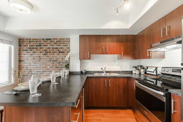 th41 - 93 The Queensway, Townhouse with 2 bedrooms, 2 bathrooms and 1 parking in Toronto ON | Image 2