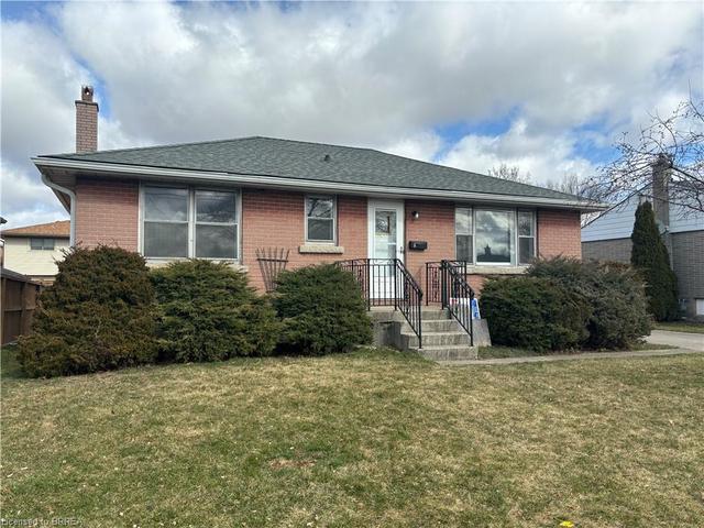 8 Albemarle Street, House detached with 3 bedrooms, 2 bathrooms and 3 parking in Brantford ON | Image 2