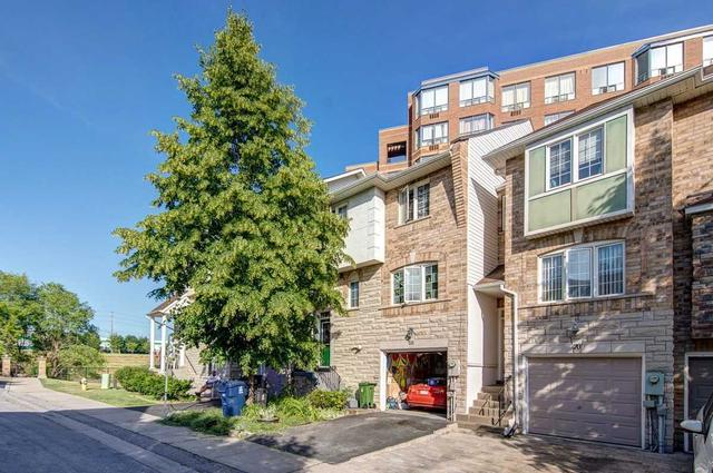 70 Shining Star Cres, Townhouse with 3 bedrooms, 3 bathrooms and 2 parking in Toronto ON | Image 1