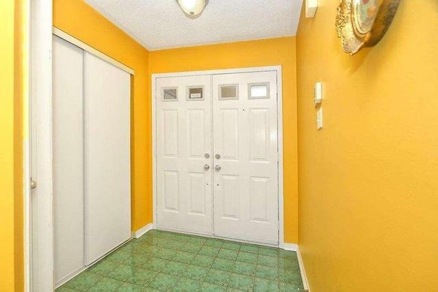 1 Sinclair Crt, Townhouse with 3 bedrooms, 3 bathrooms and 1 parking in Brampton ON | Image 3