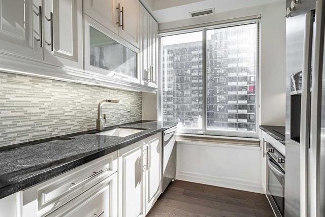 1106 - 35 Balmuto St, Condo with 2 bedrooms, 2 bathrooms and 1 parking in Toronto ON | Image 40