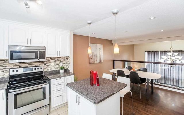81 Darras Crt, Townhouse with 3 bedrooms, 2 bathrooms and 2 parking in Brampton ON | Image 10