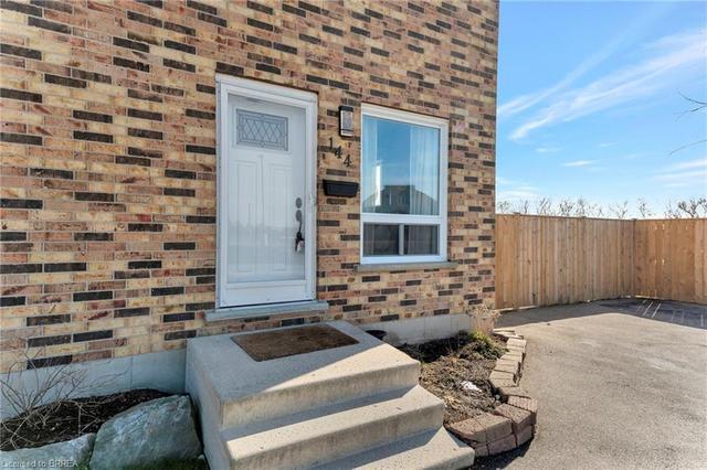 144 Silver Street, House semidetached with 3 bedrooms, 1 bathrooms and 4 parking in Brant ON | Image 12