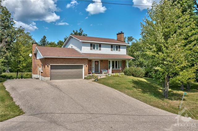 882 Munro Drive, House detached with 4 bedrooms, 3 bathrooms and 6 parking in McNab/Braeside ON | Card Image