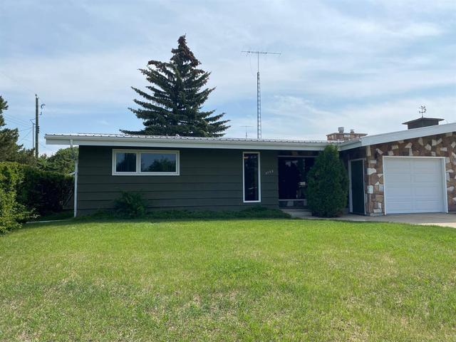 3738 51 Avenue, Home with 2 bedrooms, 1 bathrooms and 4 parking in Innisfail AB | Image 1