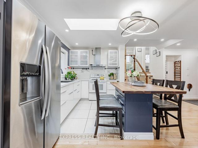 68 Shrewsbury Sq, House detached with 4 bedrooms, 2 bathrooms and 5 parking in Toronto ON | Image 5