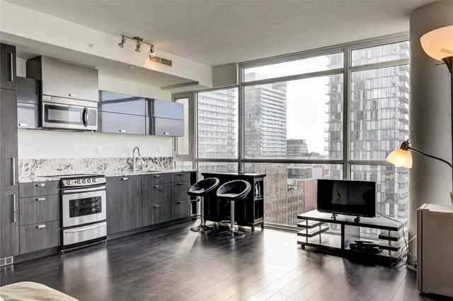 1704 - 290 Adelaide St W, Condo with 2 bedrooms, 1 bathrooms and 1 parking in Toronto ON | Image 4