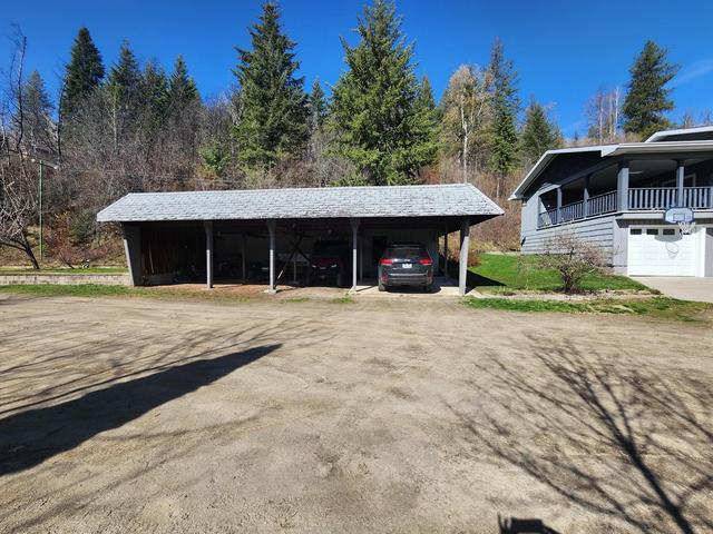 1755 Mountain Street, House detached with 5 bedrooms, 3 bathrooms and 5 parking in Kootenay Boundary A BC | Image 2