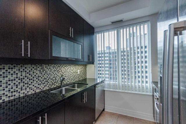1606 - 35 Balmuto St, Condo with 2 bedrooms, 2 bathrooms and 1 parking in Toronto ON | Image 5