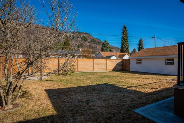 760 9th Avenue, House detached with 3 bedrooms, 2 bathrooms and 5 parking in Montrose BC | Image 17