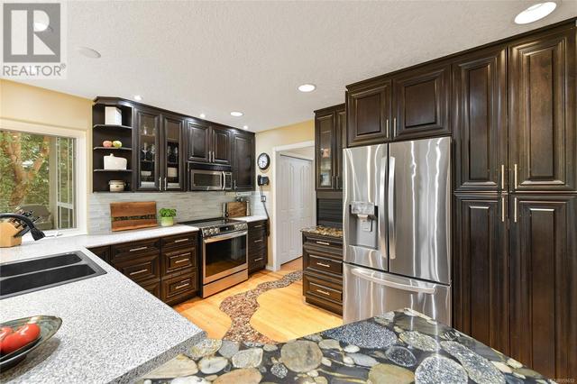 6782 Greig Crt, House detached with 3 bedrooms, 4 bathrooms and 6 parking in Central Saanich BC | Image 12