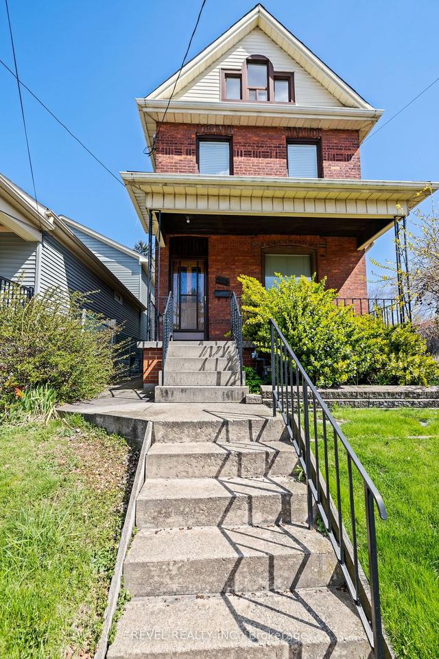 538 Hughson St N, House detached with 3 bedrooms, 2 bathrooms and 5 parking in Hamilton ON | Image 1