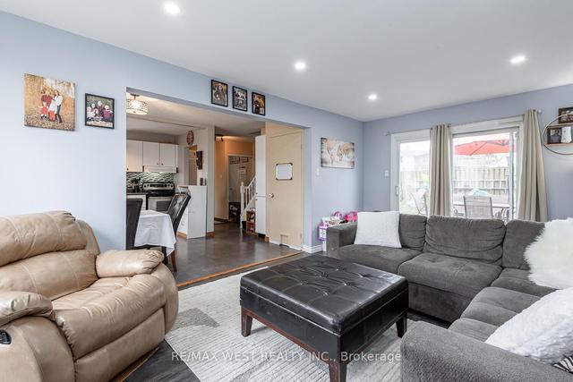 22 Josephine Crt, House detached with 3 bedrooms, 1 bathrooms and 3 parking in Brampton ON | Image 3