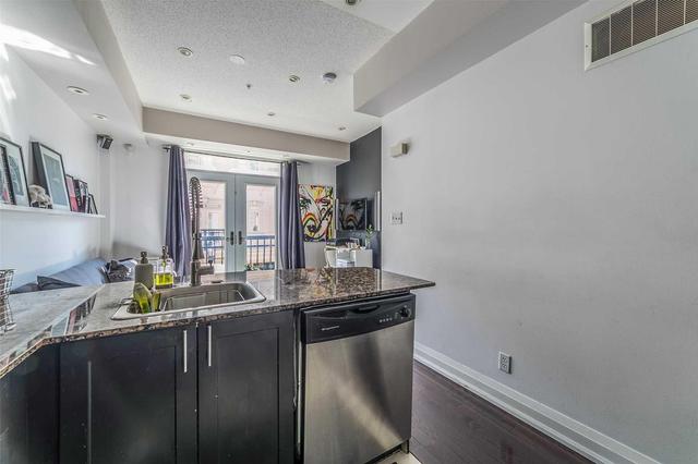 Th 7 - 78 Carr St, Townhouse with 2 bedrooms, 2 bathrooms and 1 parking in Toronto ON | Image 3
