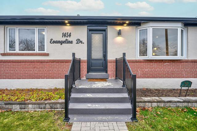 1454 Evangeline Dr, House detached with 3 bedrooms, 2 bathrooms and 3 parking in Oshawa ON | Image 12