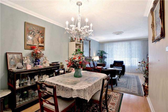 1574 Sandgate Cres, House semidetached with 4 bedrooms, 2 bathrooms and 2 parking in Mississauga ON | Image 3