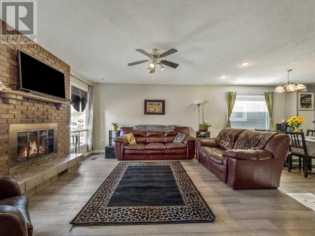 332 Leaside Avenue S, House detached with 5 bedrooms, 3 bathrooms and 3 parking in Lethbridge AB | Image 3