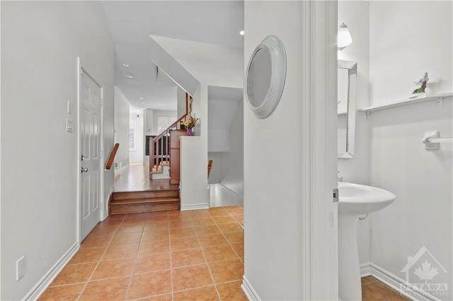 91 Bandelier Way, Townhouse with 3 bedrooms, 3 bathrooms and 3 parking in Ottawa ON | Image 3