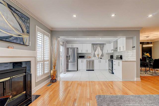 136 Millcar Dr, House semidetached with 3 bedrooms, 4 bathrooms and 4 parking in Toronto ON | Image 3