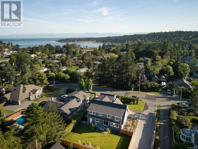 2576 Arbutus Rd, House detached with 6 bedrooms, 4 bathrooms and 4 parking in Saanich BC | Image 51