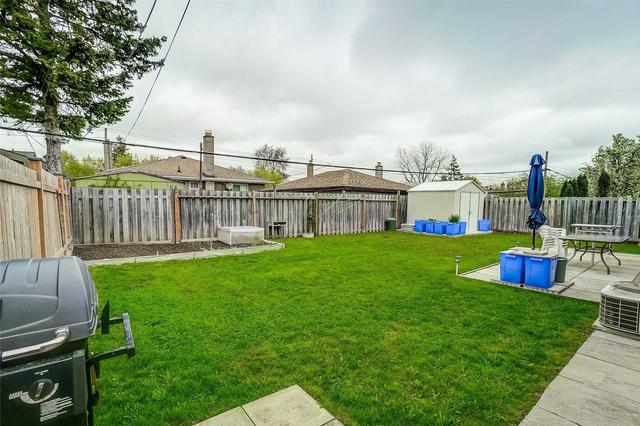 22 Rosefair Cres, House detached with 3 bedrooms, 2 bathrooms and 5 parking in Toronto ON | Image 11