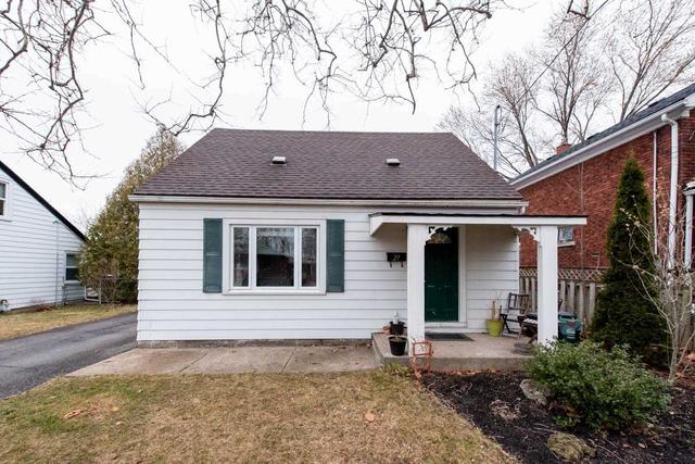27 Eastchester Ave, House detached with 3 bedrooms, 1 bathrooms and 2 parking in St. Catharines ON | Image 1