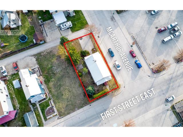 301 First Street E, House detached with 2 bedrooms, 1 bathrooms and 2 parking in Revelstoke BC | Image 5
