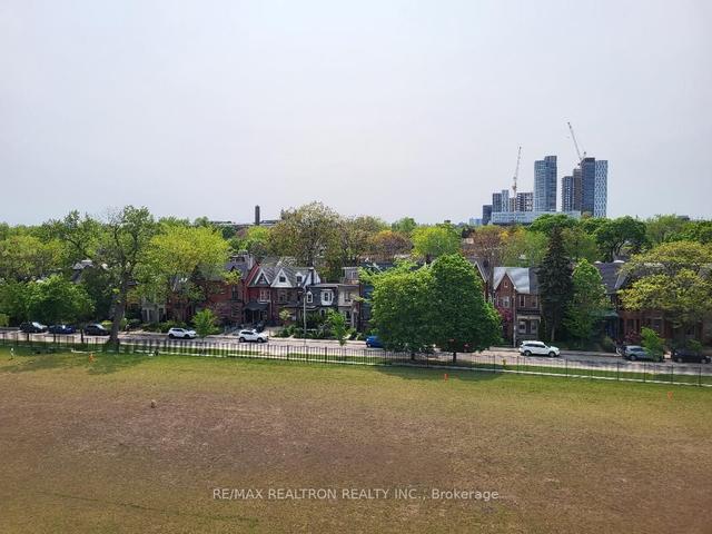 504 - 736 Spadina Ave, Condo with 2 bedrooms, 1 bathrooms and 1 parking in Toronto ON | Image 4