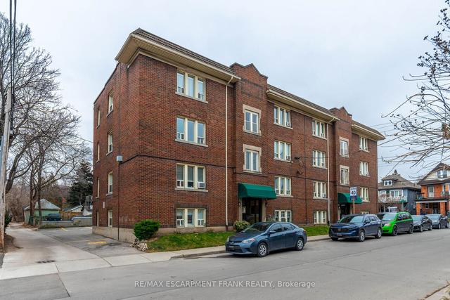 17 - 2 Vineland Ave, Condo with 2 bedrooms, 1 bathrooms and 1 parking in Hamilton ON | Image 1