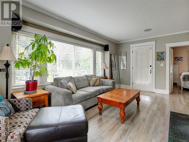 1830 Chestnut St, House detached with 4 bedrooms, 2 bathrooms and 4 parking in Victoria BC | Image 3