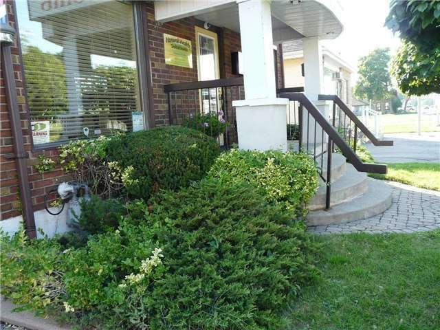 890 Simcoe St S, House detached with 2 bedrooms, 1 bathrooms and 5 parking in Oshawa ON | Image 2