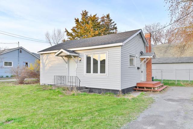119 Centre St, House detached with 2 bedrooms, 1 bathrooms and 13 parking in Belleville ON | Image 1