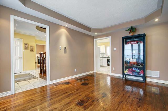 85 Robertson Clse, House detached with 4 bedrooms, 3 bathrooms and 6 parking in Vaughan ON | Image 5