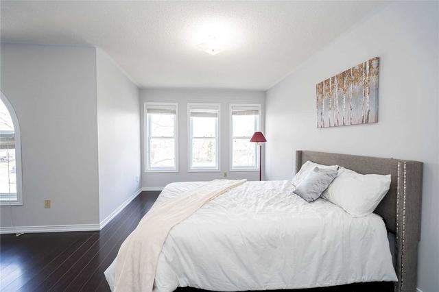 74 Cedarwood Cres, House attached with 3 bedrooms, 3 bathrooms and 3 parking in Brampton ON | Image 4
