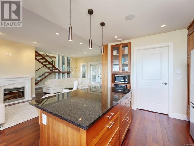 708 Bossi Pl, House detached with 4 bedrooms, 3 bathrooms and 4 parking in Saanich BC | Image 16