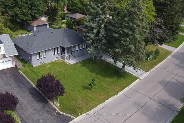40 Hill Cres, House detached with 3 bedrooms, 4 bathrooms and 4 parking in Toronto ON | Image 2