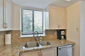 404 - 1240 Marlborough Crt, Condo with 2 bedrooms, 2 bathrooms and 1 parking in Oakville ON | Image 4