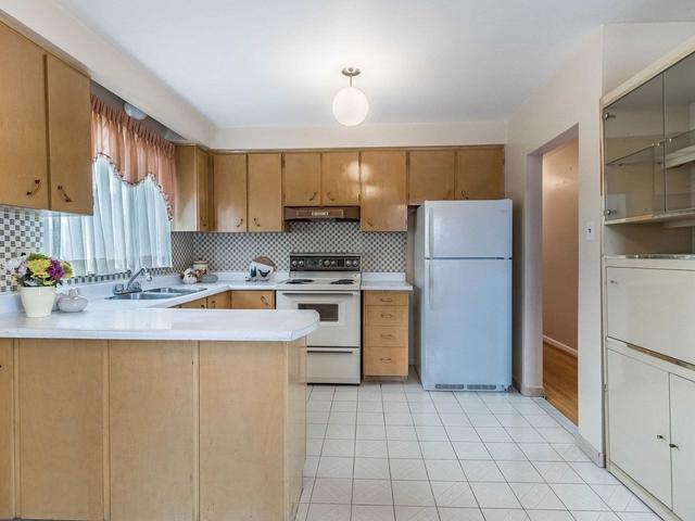 66 Orchardcroft Cres, House semidetached with 3 bedrooms, 2 bathrooms and 3 parking in Toronto ON | Image 6