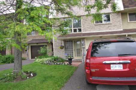 61 Poplar Cres, Townhouse with 3 bedrooms, 2 bathrooms and 1 parking in Aurora ON | Image 1