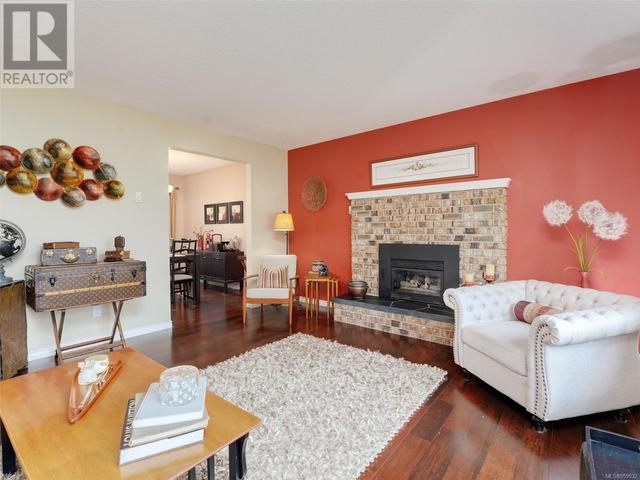 732 Viaduct Ave E, House detached with 4 bedrooms, 3 bathrooms and 4 parking in Saanich BC | Image 5